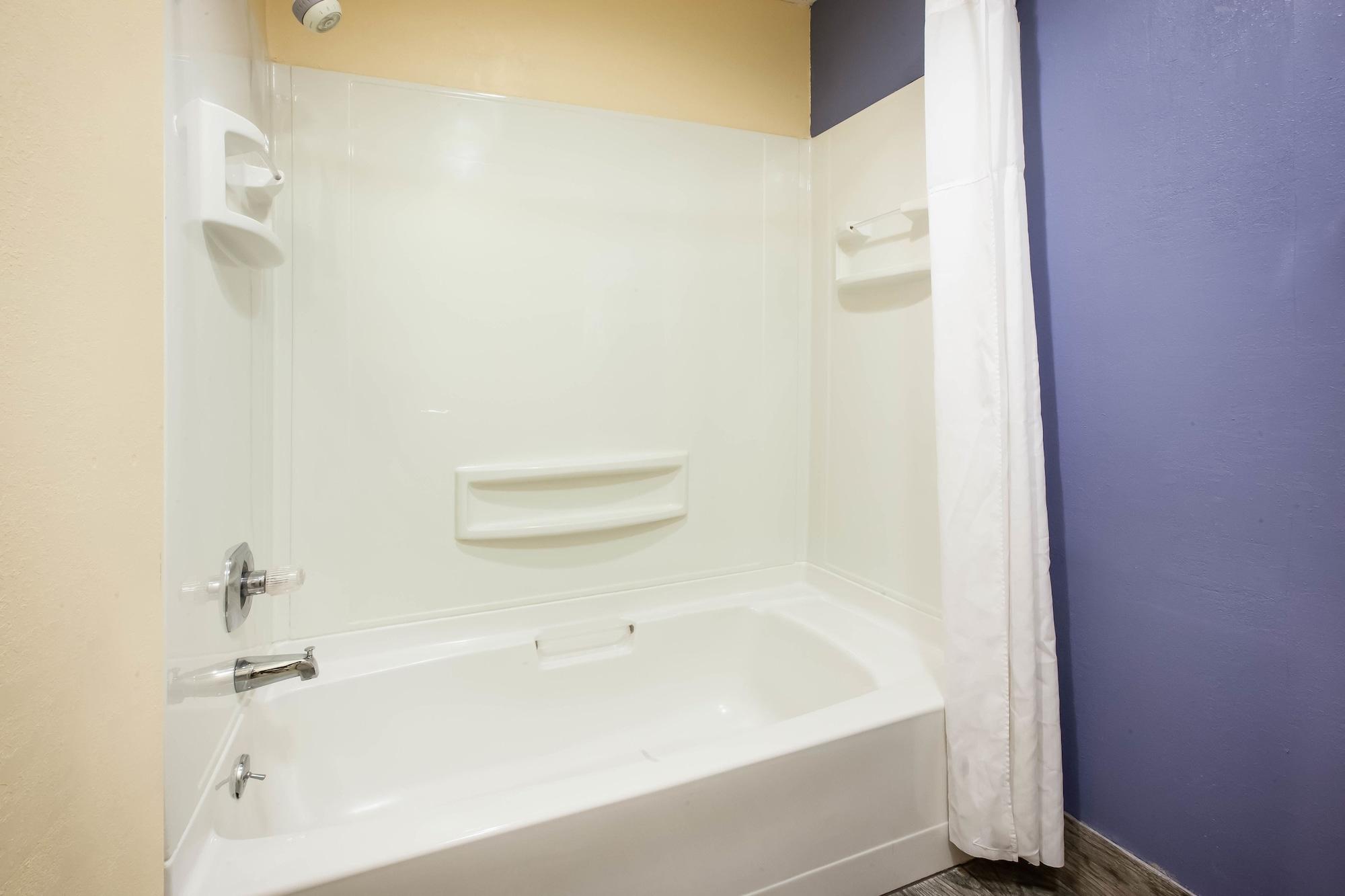 Days Inn By Wyndham Cadillac Bagian luar foto