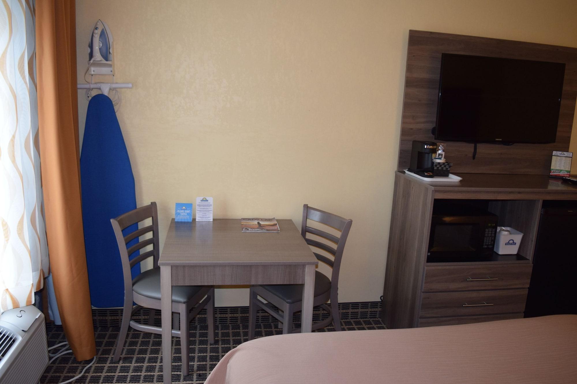 Days Inn By Wyndham Cadillac Bagian luar foto
