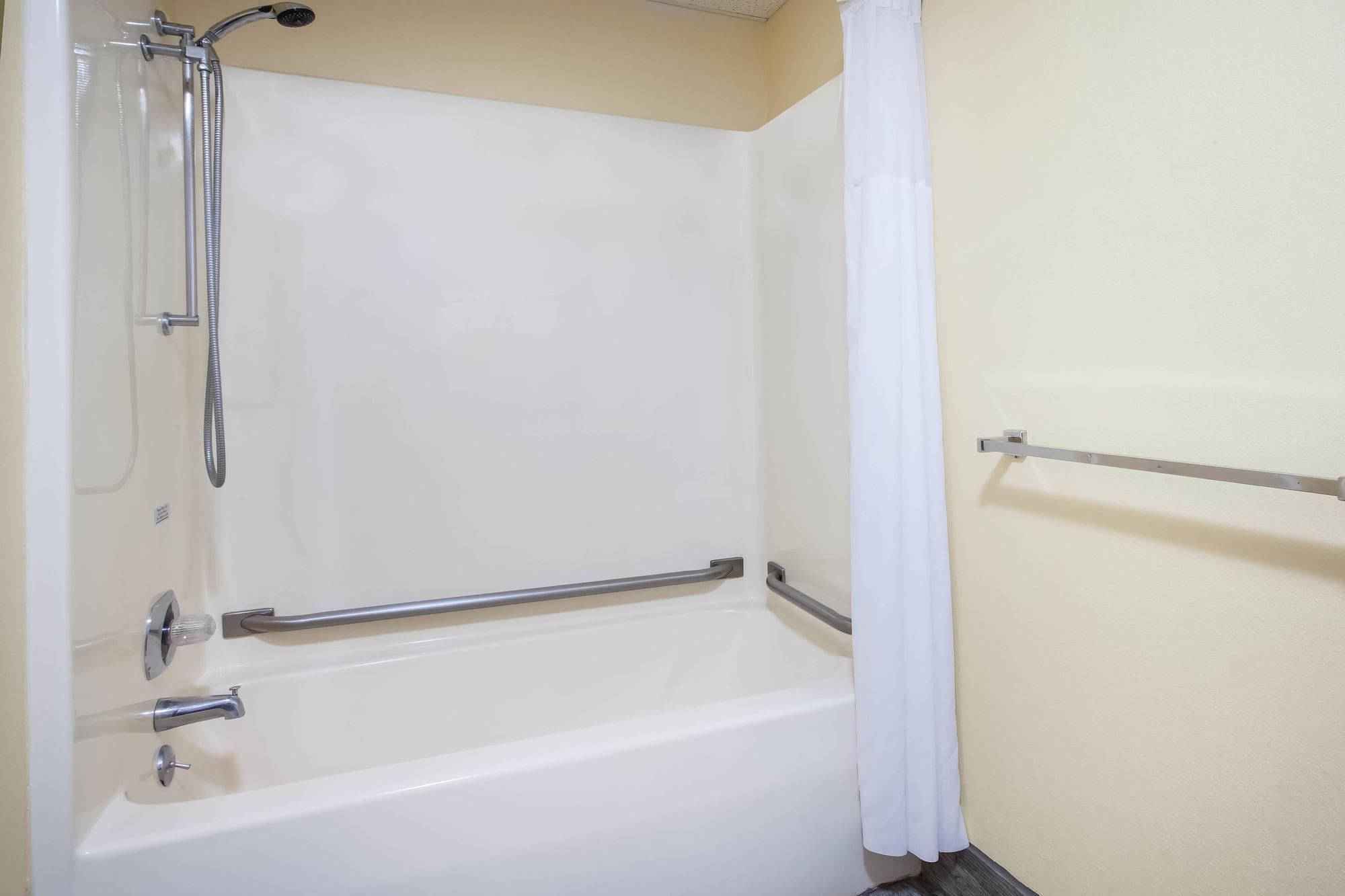 Days Inn By Wyndham Cadillac Bagian luar foto