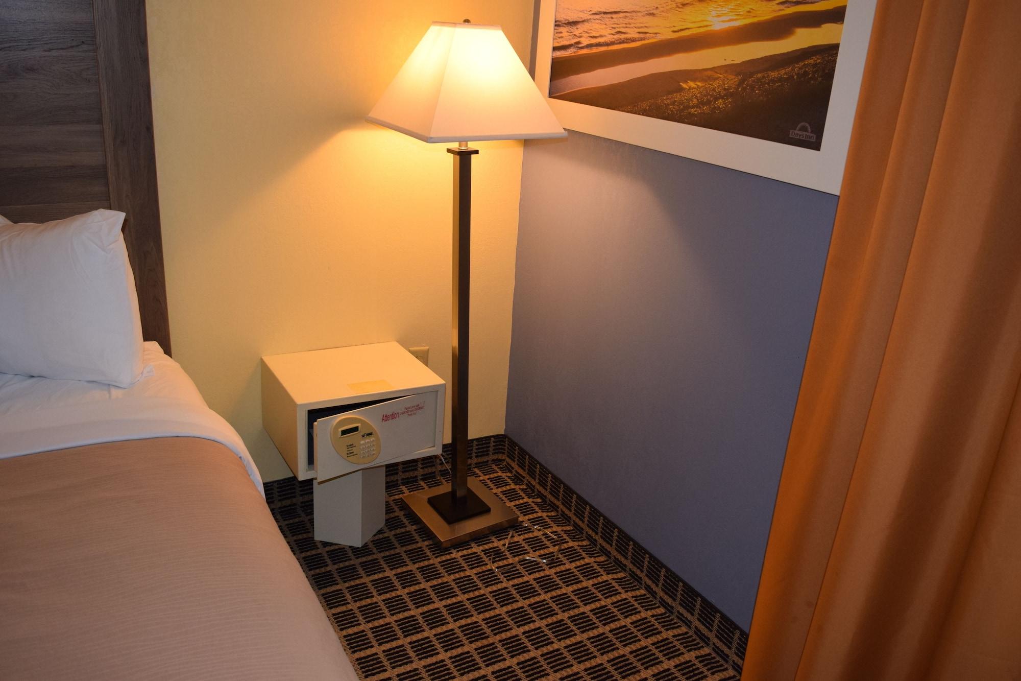 Days Inn By Wyndham Cadillac Bagian luar foto