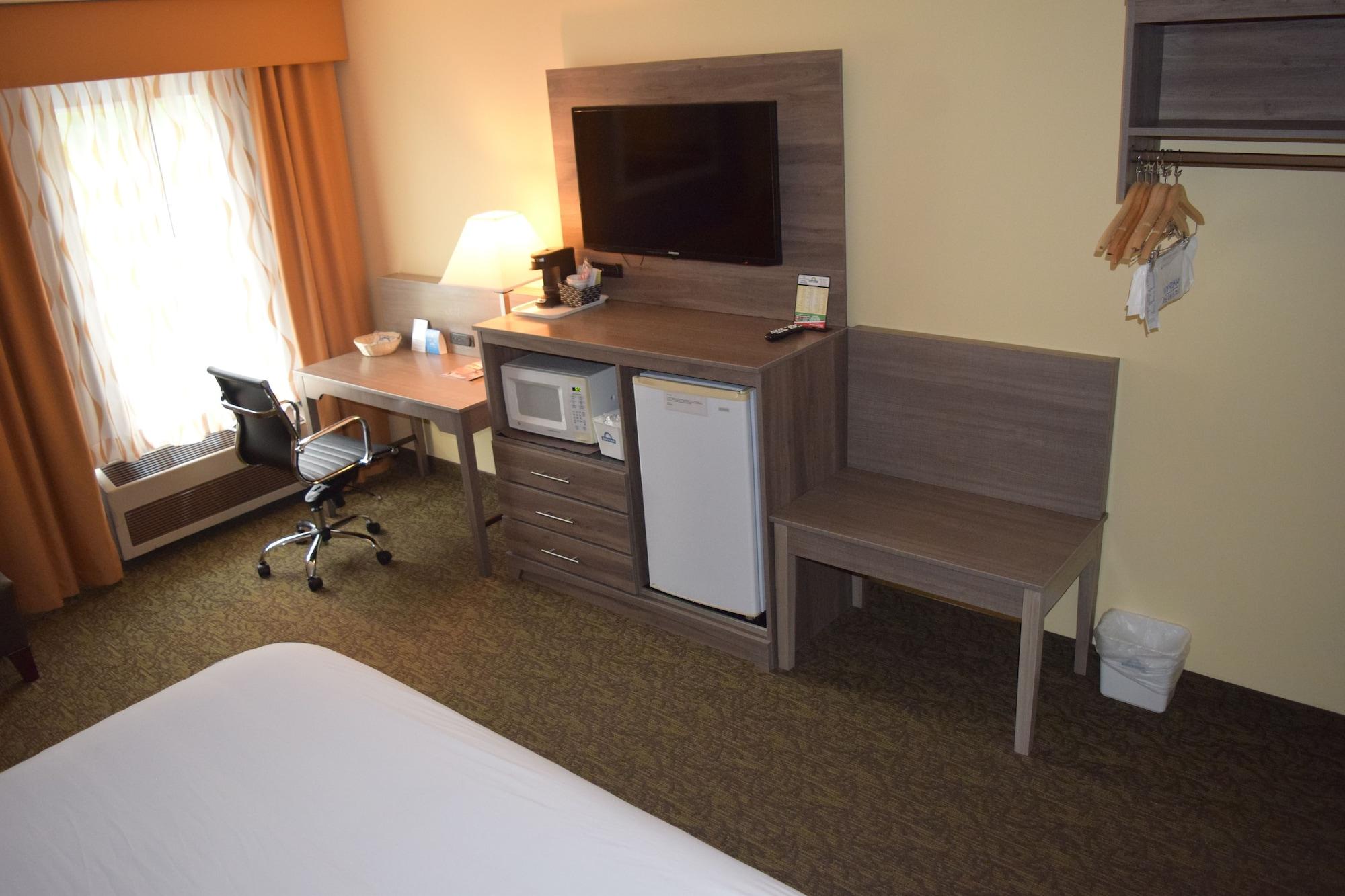 Days Inn By Wyndham Cadillac Bagian luar foto