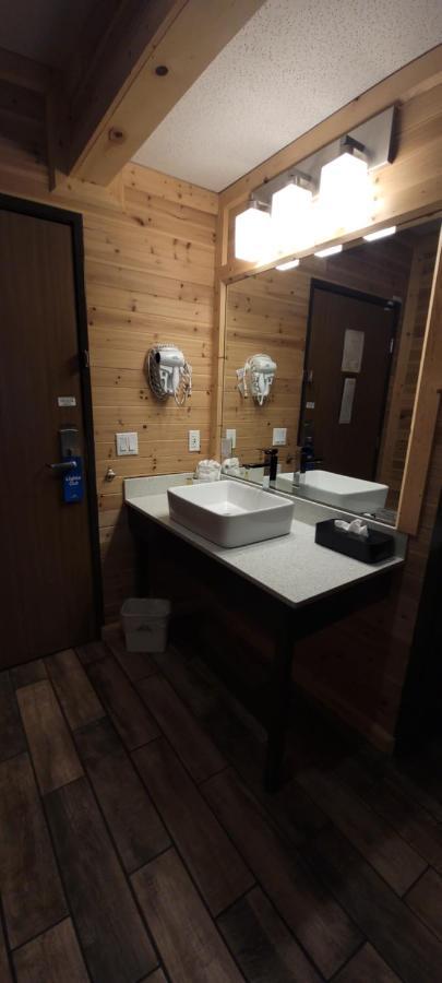 Days Inn By Wyndham Cadillac Bagian luar foto