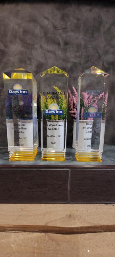 Days Inn By Wyndham Cadillac Bagian luar foto