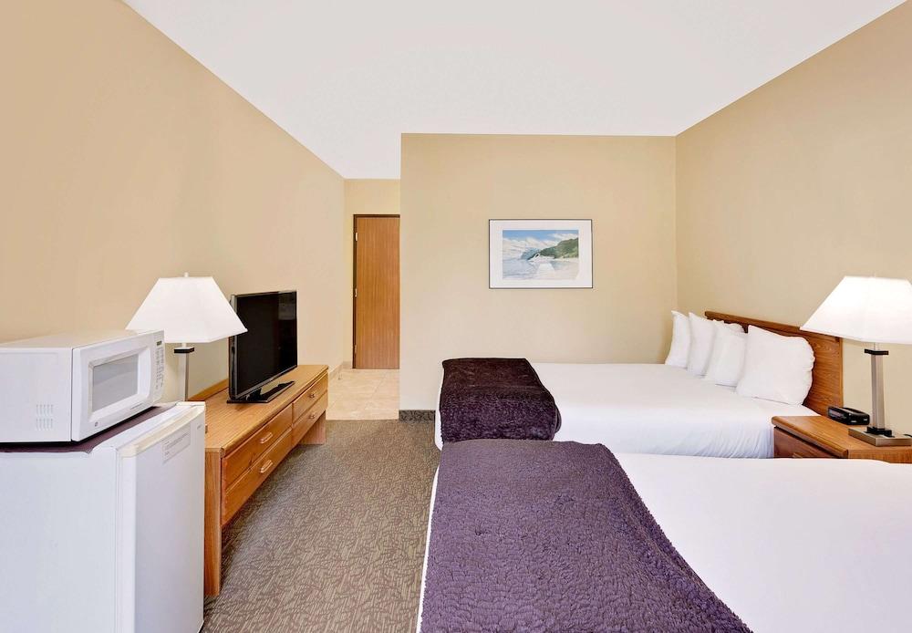 Days Inn By Wyndham Cadillac Bagian luar foto