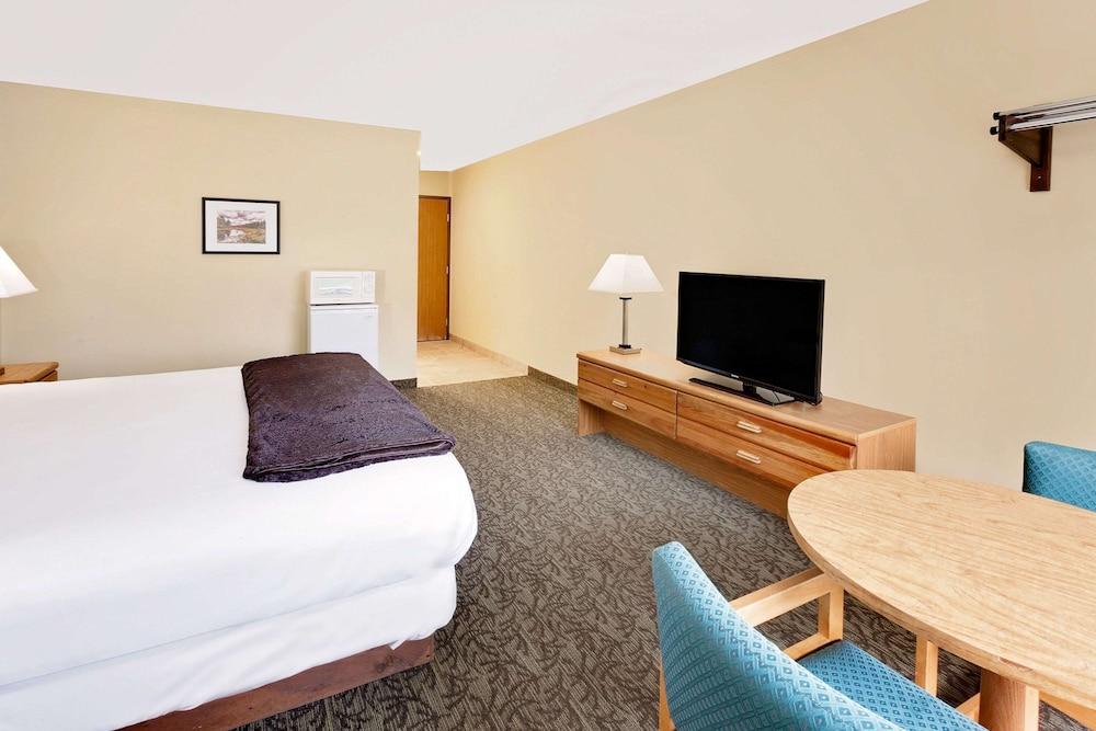 Days Inn By Wyndham Cadillac Bagian luar foto