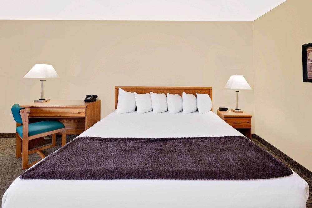 Days Inn By Wyndham Cadillac Bagian luar foto