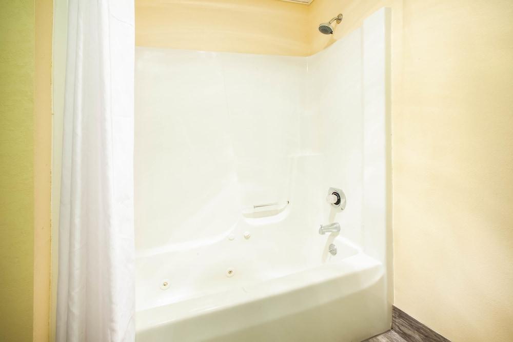 Days Inn By Wyndham Cadillac Bagian luar foto