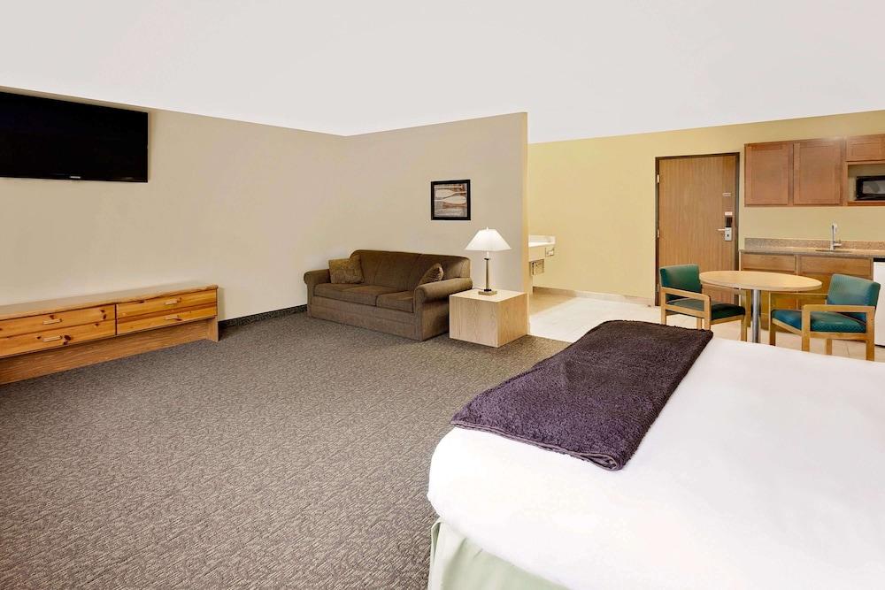 Days Inn By Wyndham Cadillac Bagian luar foto