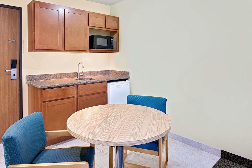 Days Inn By Wyndham Cadillac Bagian luar foto