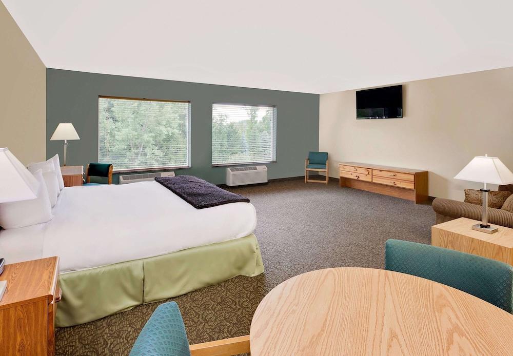 Days Inn By Wyndham Cadillac Bagian luar foto