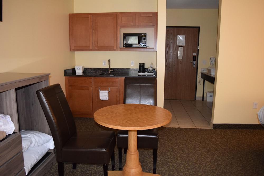 Days Inn By Wyndham Cadillac Bagian luar foto