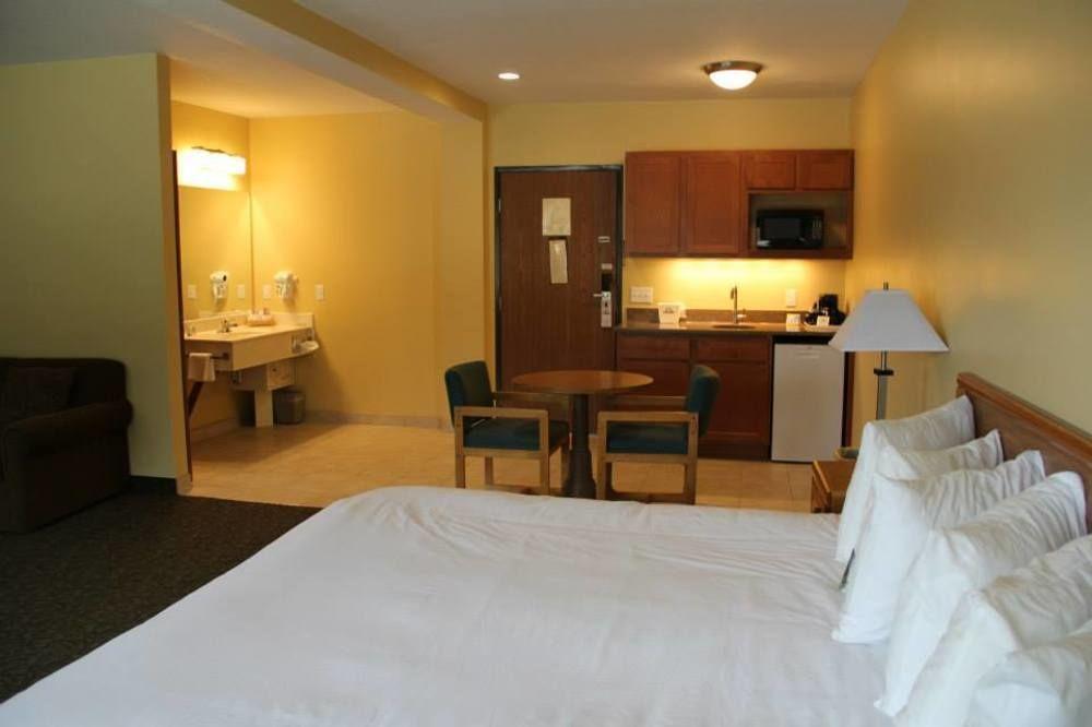 Days Inn By Wyndham Cadillac Bagian luar foto