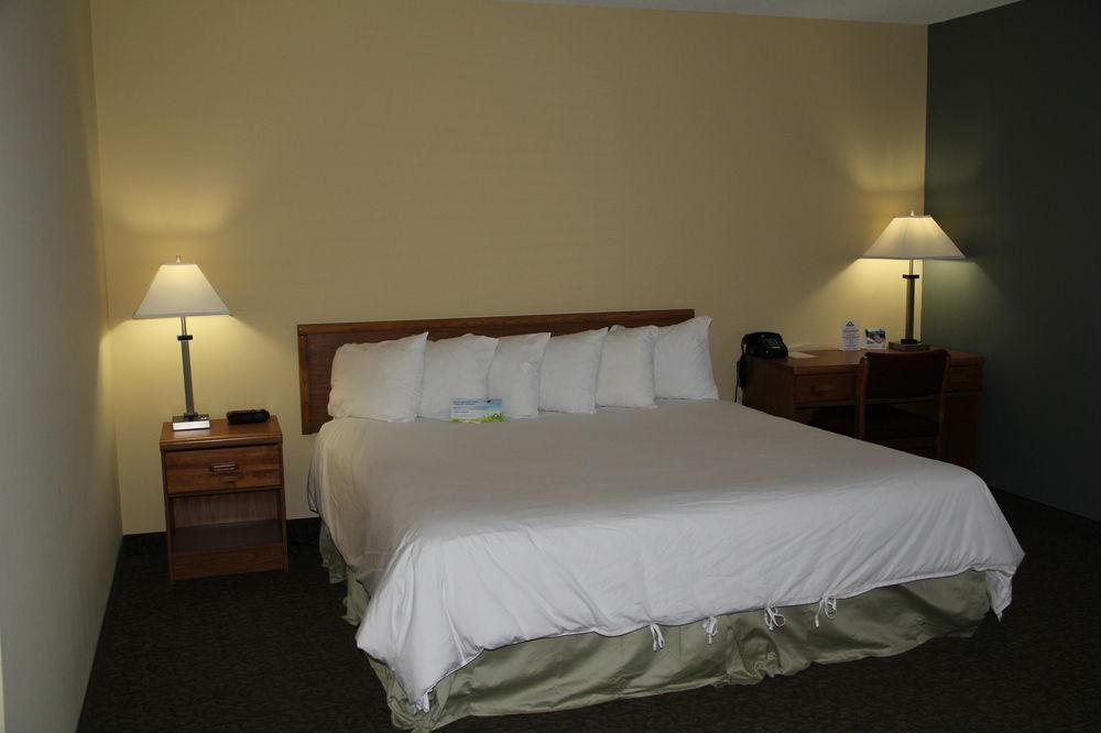 Days Inn By Wyndham Cadillac Bagian luar foto