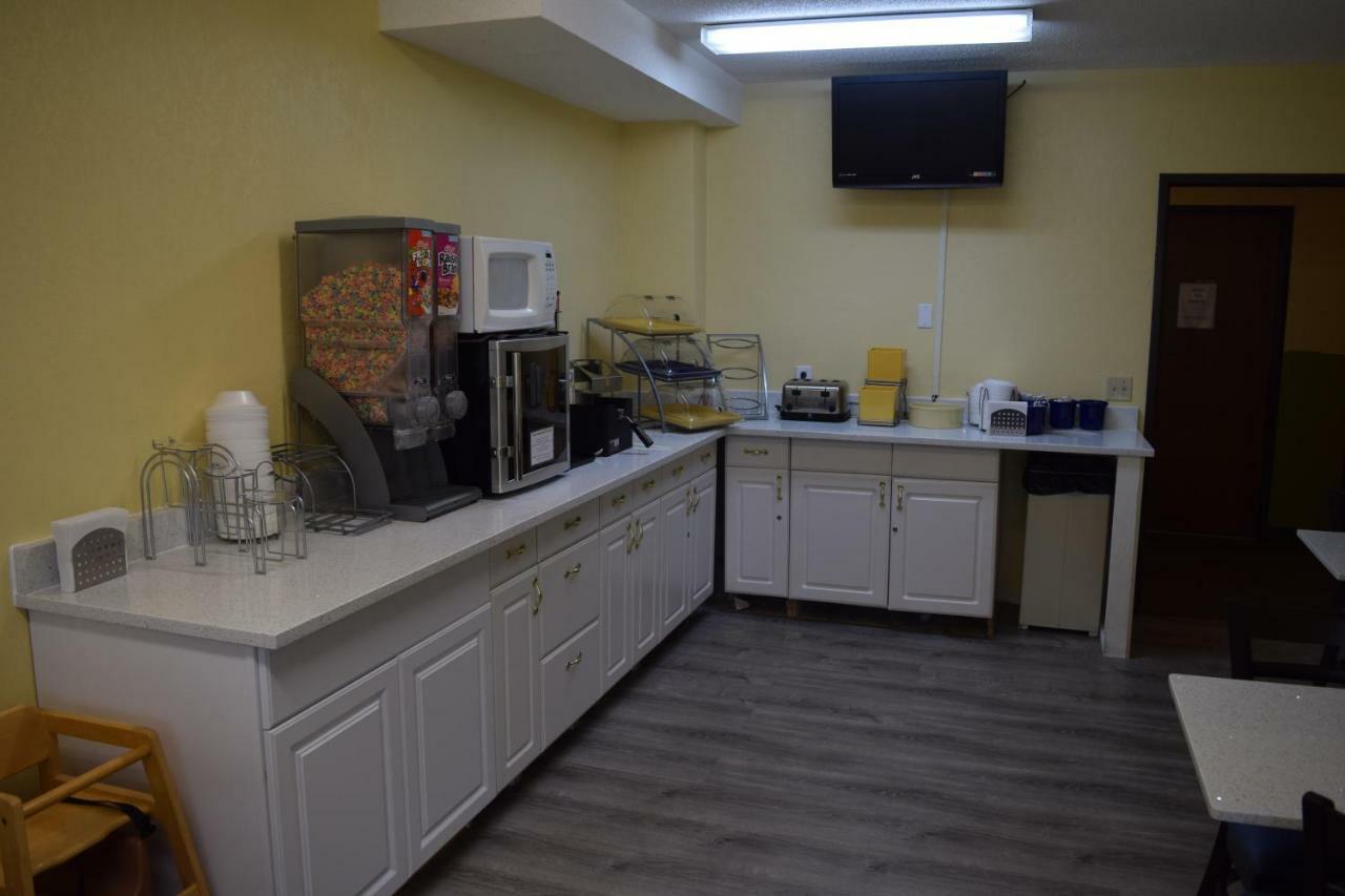 Days Inn By Wyndham Cadillac Bagian luar foto