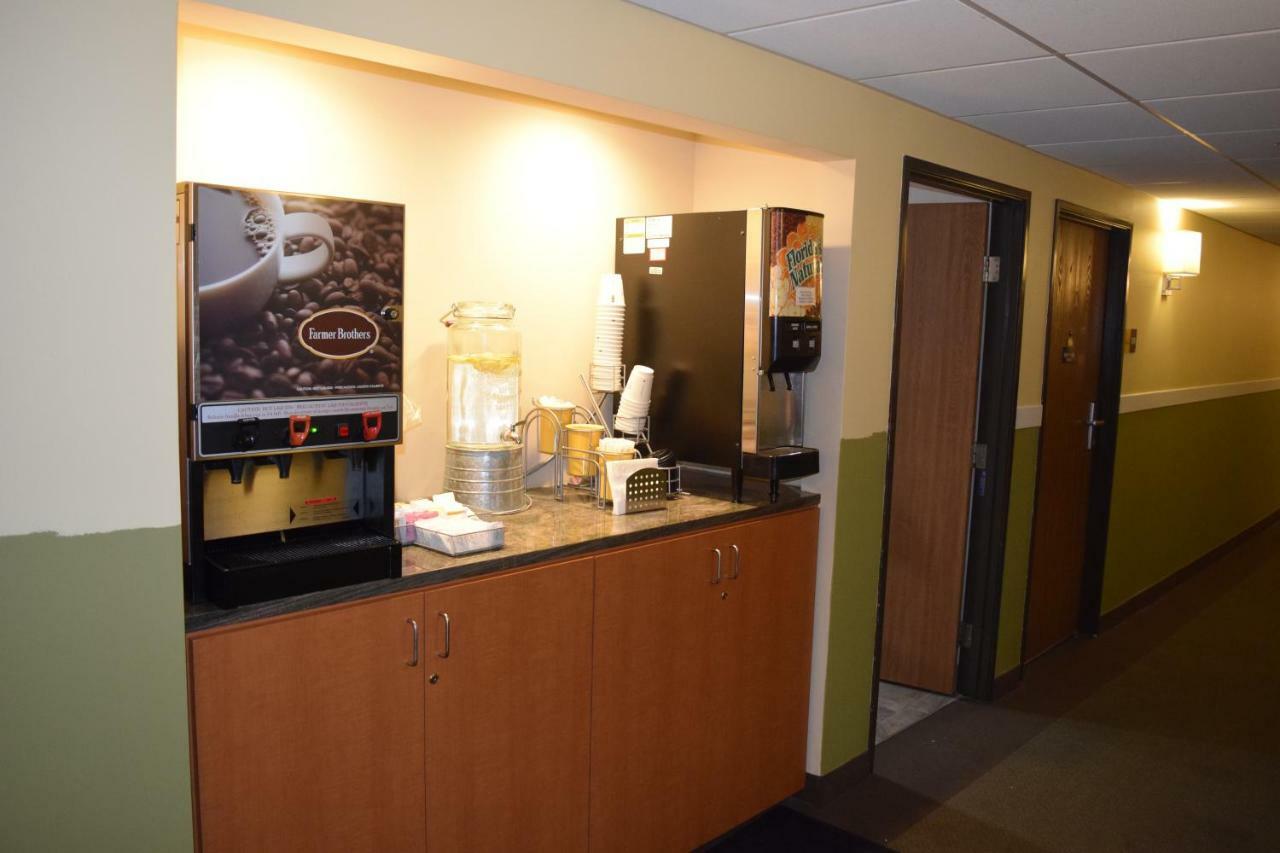 Days Inn By Wyndham Cadillac Bagian luar foto