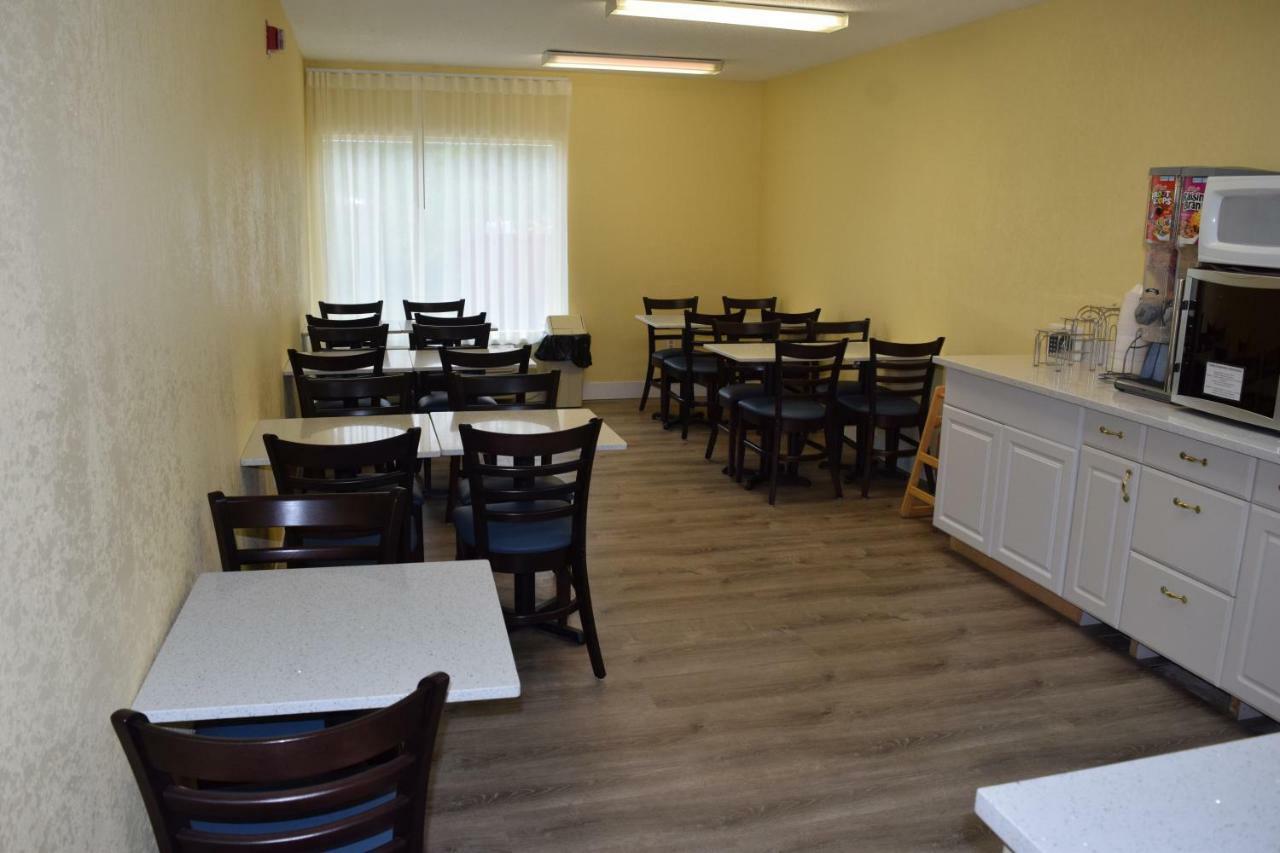 Days Inn By Wyndham Cadillac Bagian luar foto