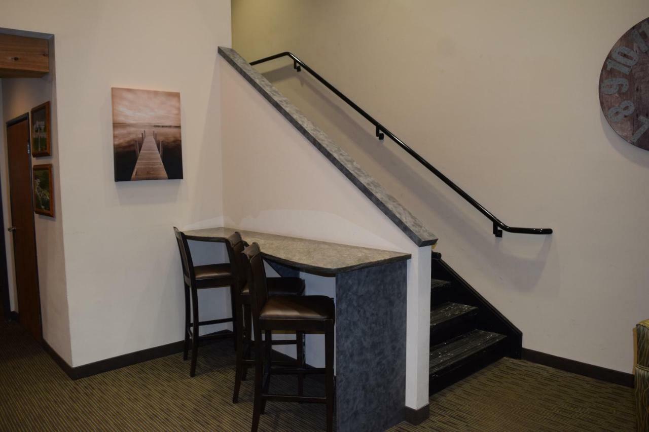Days Inn By Wyndham Cadillac Bagian luar foto