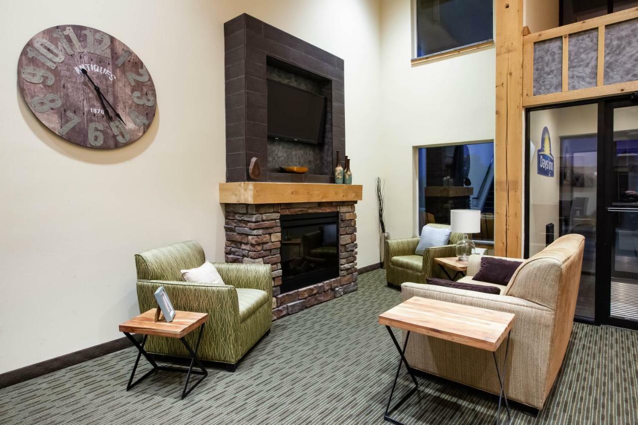 Days Inn By Wyndham Cadillac Bagian luar foto