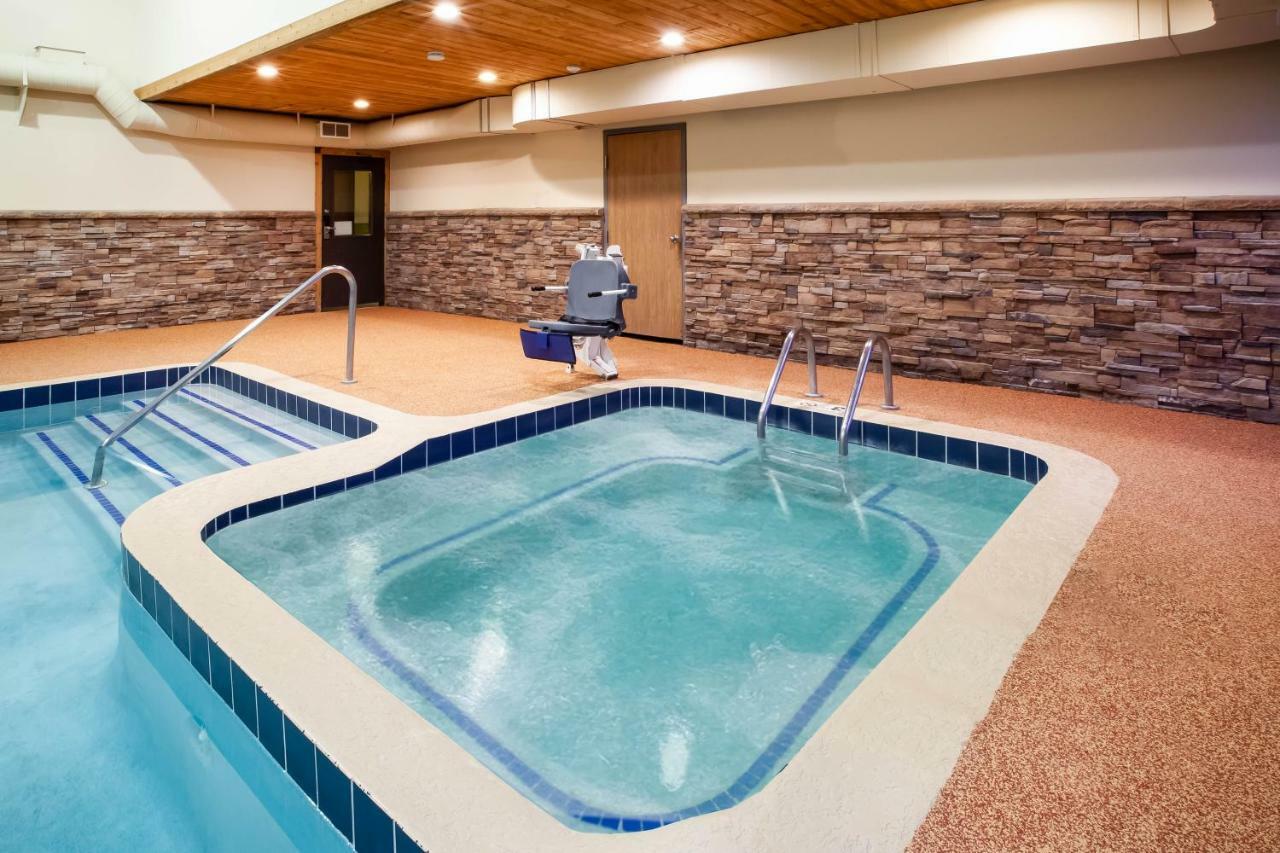 Days Inn By Wyndham Cadillac Bagian luar foto