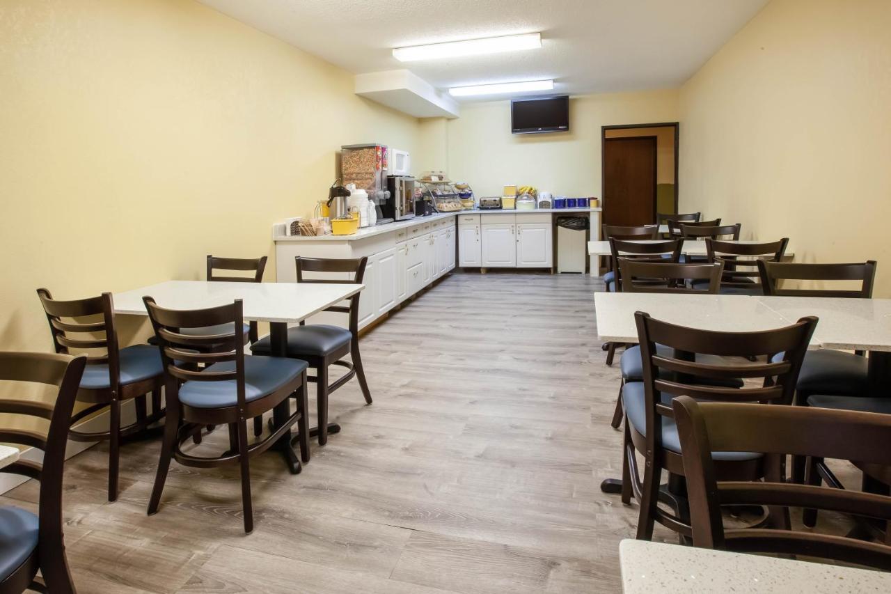 Days Inn By Wyndham Cadillac Bagian luar foto
